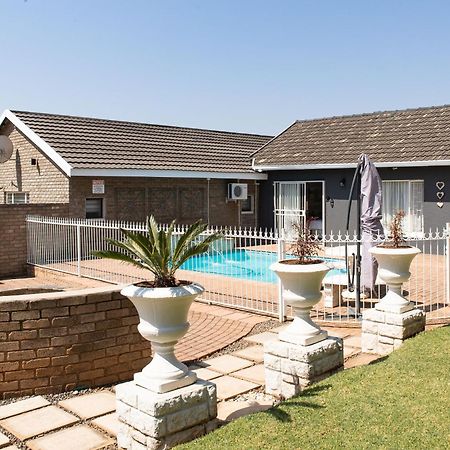 @Home Guest House Zeerust Exterior foto